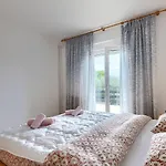 Mit Waschmaschine, Privater Parkplatz Und Grosse Terrasse Samt Grillplatz Апартаменты *