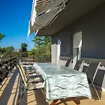 Mit Waschmaschine, Privater Parkplatz Und Grosse Terrasse Samt Grillplatz Апартаменты Банджоле