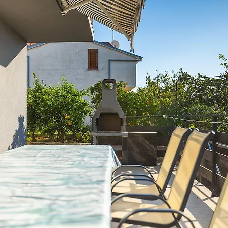 Mit Waschmaschine, Privater Parkplatz Und Grosse Terrasse Samt Grillplatz