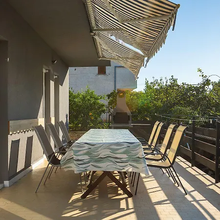 Mit Waschmaschine, Privater Parkplatz Und Grosse Terrasse Samt Grillplatz Apartment