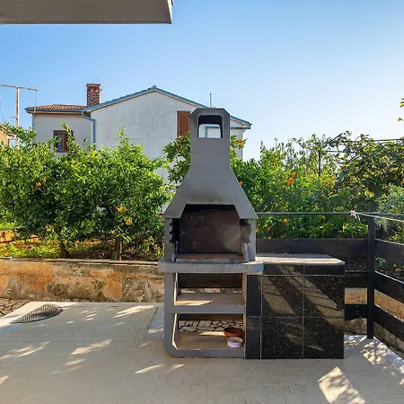 Mit Waschmaschine, Privater Parkplatz Und Grosse Terrasse Samt Grillplatz Apartment Banjole