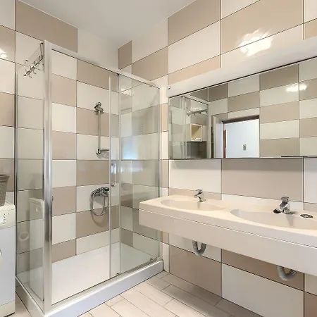 Appartement Mit Waschmaschine, Privater Parkplatz Und Grosse Terrasse Samt Grillplatz