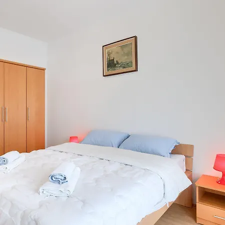 Mit Waschmaschine, Privater Parkplatz Und Grosse Terrasse Samt Grillplatz Апартаменты