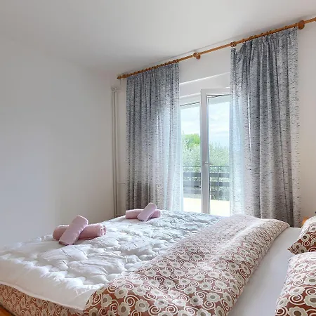 Mit Waschmaschine, Privater Parkplatz Und Grosse Terrasse Samt Grillplatz Apartment *