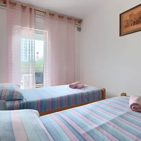Mit Waschmaschine, Privater Parkplatz Und Grosse Terrasse Samt Grillplatz Apartment Banjole