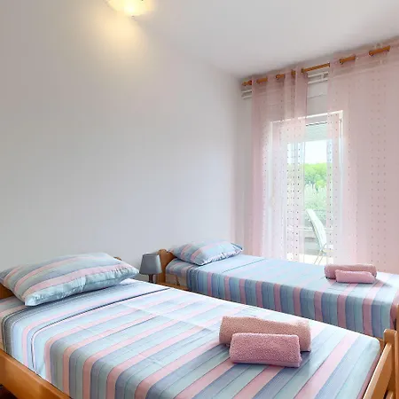 Mit Waschmaschine, Privater Parkplatz Und Grosse Terrasse Samt Grillplatz *