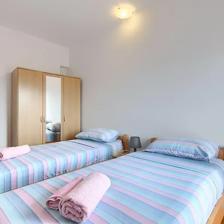 Appartement Mit Waschmaschine, Privater Parkplatz Und Grosse Terrasse Samt Grillplatz