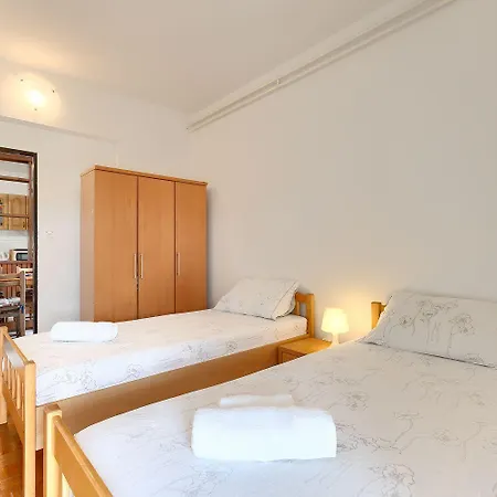 Mit Waschmaschine, Privater Parkplatz Und Grosse Terrasse Samt Grillplatz