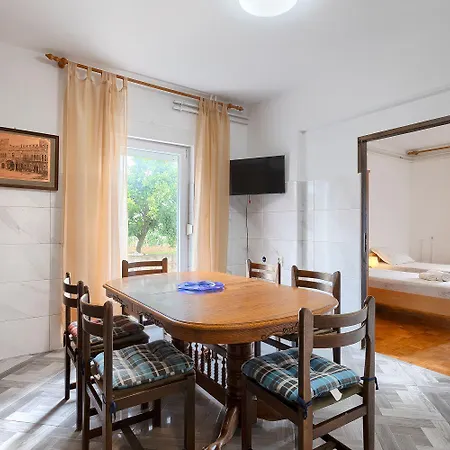 Appartement Mit Waschmaschine, Privater Parkplatz Und Grosse Terrasse Samt Grillplatz
