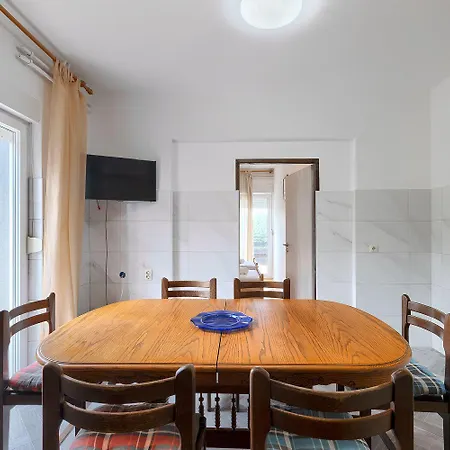 Mit Waschmaschine, Privater Parkplatz Und Grosse Terrasse Samt Grillplatz Apartment *