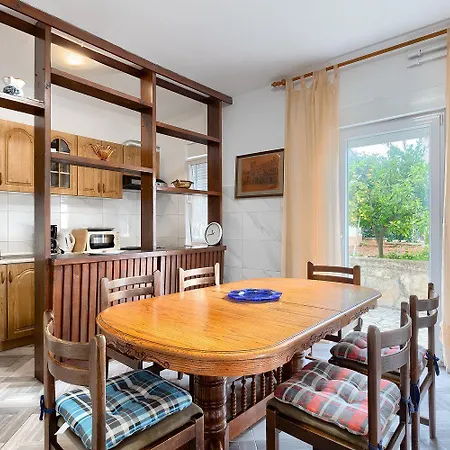 Mit Waschmaschine, Privater Parkplatz Und Grosse Terrasse Samt Grillplatz Apartment *